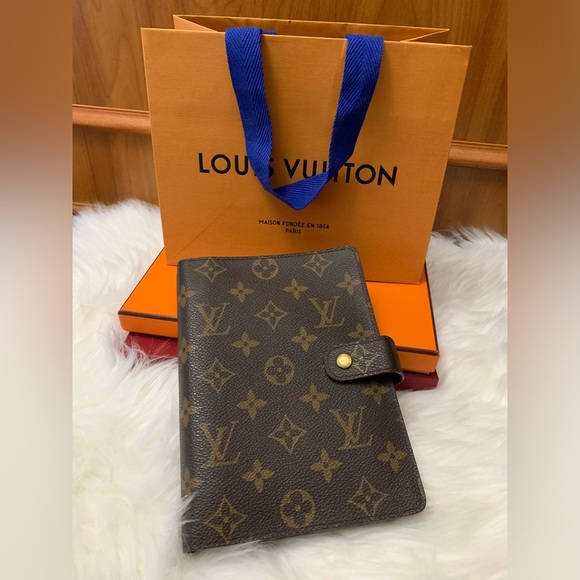 Sold✨LV MONOGRAM AGENDA MM ✨
Perfect for upcoming 2️⃣0️⃣2️⃣5️⃣😍🌷 - Picture 2 of 16